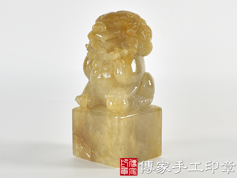 頂級新疆黃玉精雕獅子廟章：廟章、神明印章、大印章(5.4X5.4X高12公分)