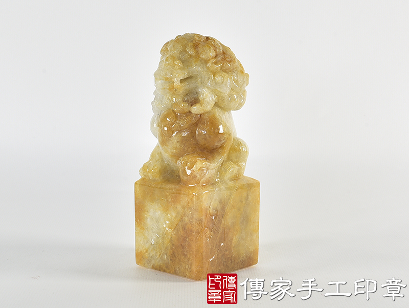 頂級新疆黃玉精雕獅子廟章：廟章、神明印章、大印章(5.6X5.6X高14公分)