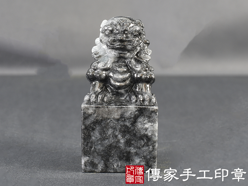 烏雞種翡翠精雕獅子印章 ：公司大小印章(3.6x3.6x高7.5公分)