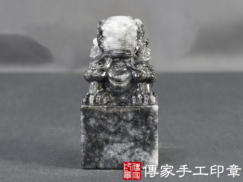 烏雞種翡翠精雕獅子印章 ：公司大小印章(3.7x3.7x高7.3公分)