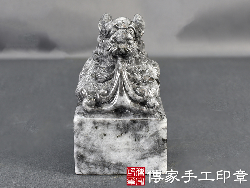 烏雞種翡翠精雕龍吐珠印章 ：公司大小印章(5.5x5.5x高9公分)