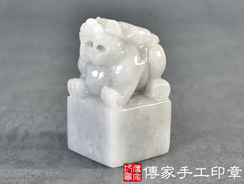 白翡翠精雕貔貅印章 ：公司大小印章(2.5x2.5x高4.5公分)