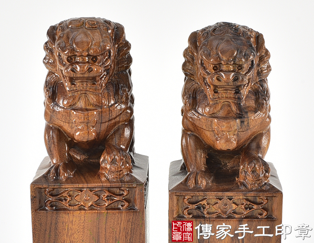 頂級紅紫檀木精雕祥獅廟章：廟章、神明印章、大印章 (尺寸4.5x4.5x12公分)