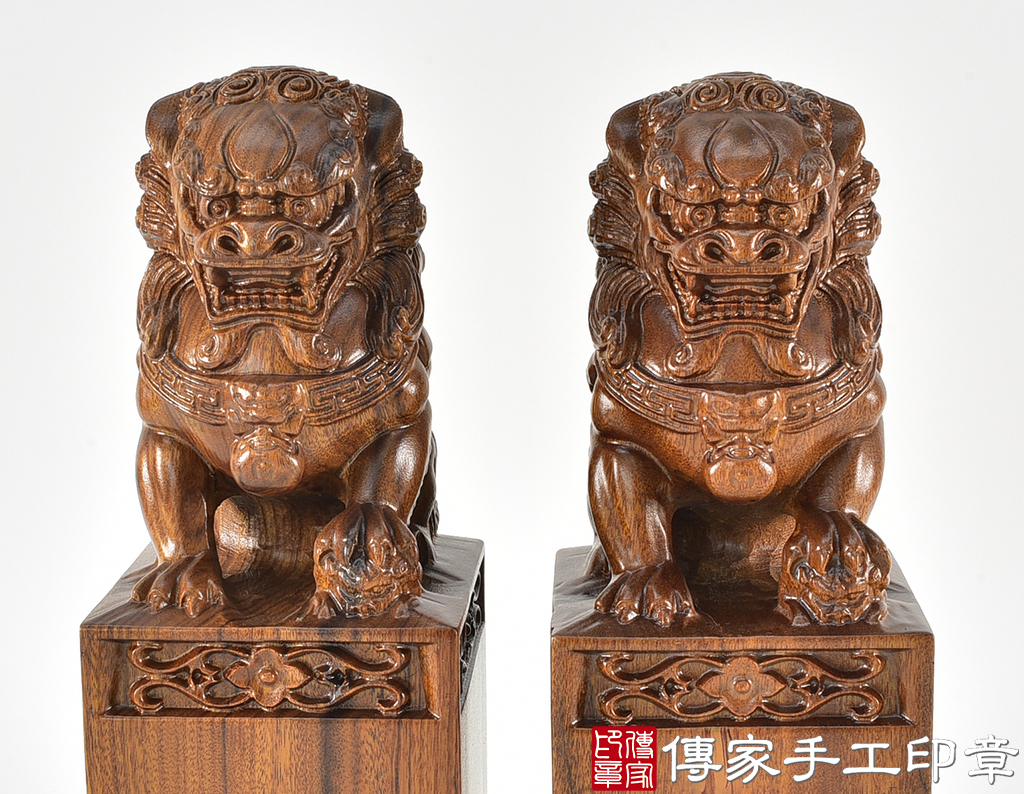頂級紅紫檀木精雕祥獅廟章：廟章、神明印章、大印章 (尺寸7.5x7.5x18.5公分)