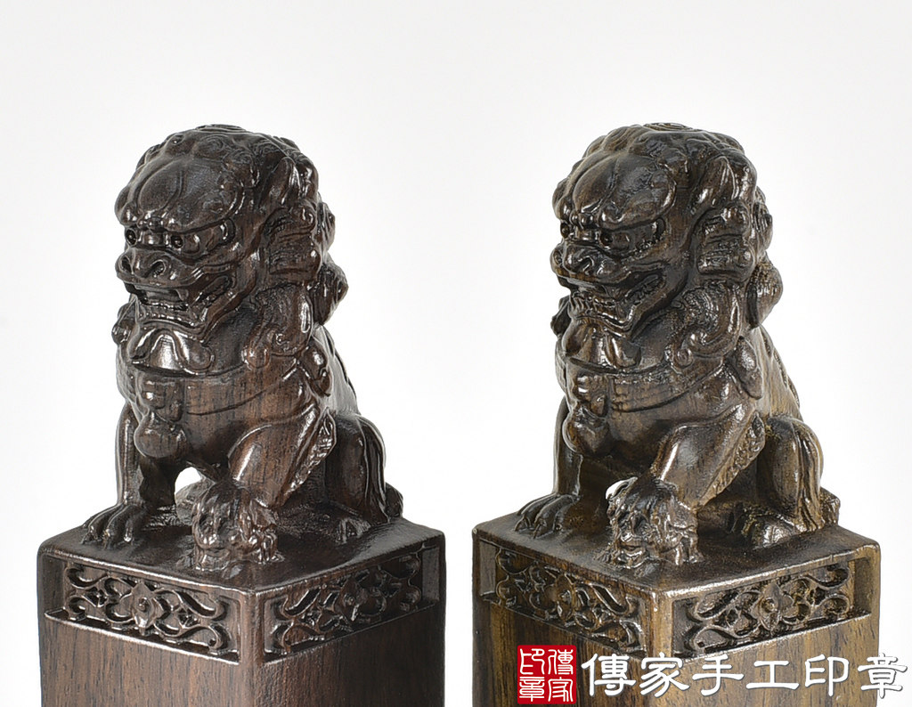 頂級黑檀木精雕祥獅廟章：廟章、神明印章、大印章 (尺寸4.5x4.5x12公分)
