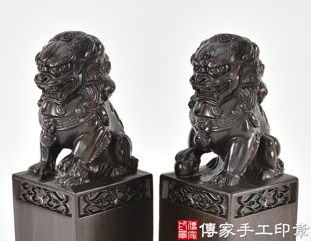 頂級黑檀木精雕祥獅廟章：廟章、神明印章、大印章 (尺寸7.5X7.5X18.5公分)