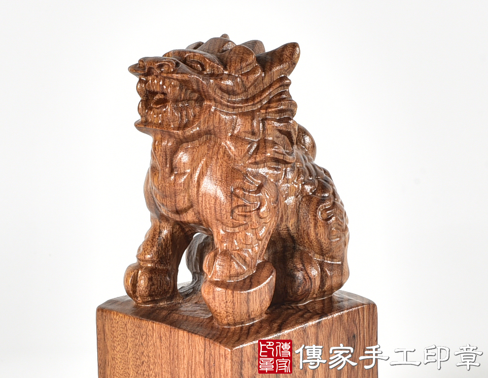 頂級紅紫檀木精雕麒麟廟章：廟章、神明印章、大印章 (尺寸4.9x4.9x12.1公分)
