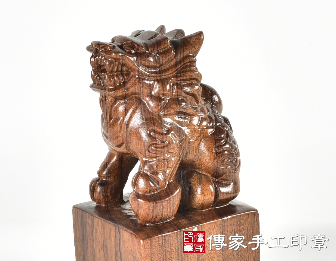 頂級紅紫檀木精雕麒麟廟章：廟章、神明印章、大印章 (尺寸5.5x5.5x12公分)