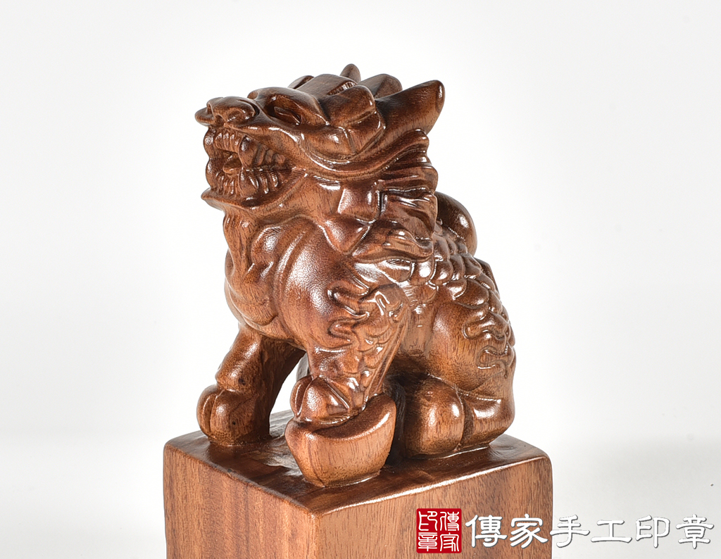 頂級紅紫檀木精雕麒麟廟章：廟章、神明印章、大印章 (尺寸6.1x6.1x12.1公分)