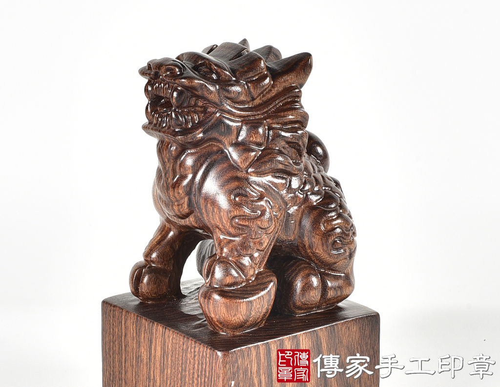 頂級紅紫檀木精雕麒麟廟章：廟章、神明印章、大印章 (尺寸6.2x6.2x12.3公分)