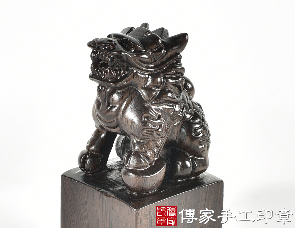 頂級黑檀木精雕麒麟廟章：廟章、神明印章、大印章 (尺寸5.6x5.6x12.1公分)