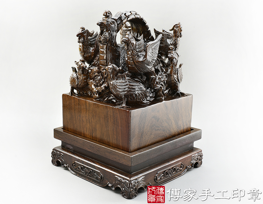 頂級紫檀木精雕九龍廟章：廟章、神明印章、大印章 (尺寸17公分)