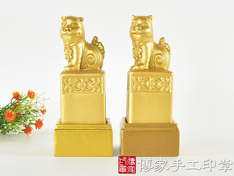 頂級紫檀木上金漆精雕黑虎將軍廟章：廟章、神明印章(3.5X3.5X高8.9公分)