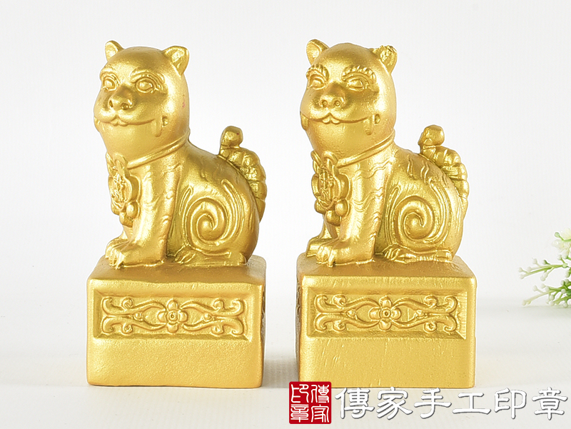 頂級紫檀木上金漆精雕黑虎將軍廟章：廟章、神明印章(4.7X4.7X高8.9公分)