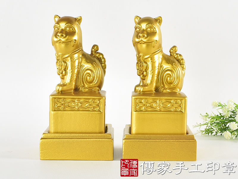 頂級紫檀木上金漆精雕黑虎將軍廟章：廟章、神明印章(5.5X5.5X高11.8公分)