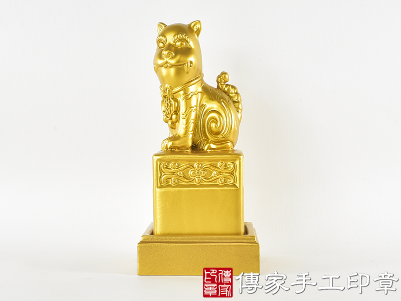 頂級紫檀木上金漆精雕黑虎將軍廟章：廟章、神明印章(8.1X8.1X高20公分)