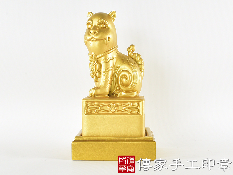 頂級紫檀木上金漆精雕黑虎將軍廟章：廟章、神明印章(9.5X9.5X高20公分)