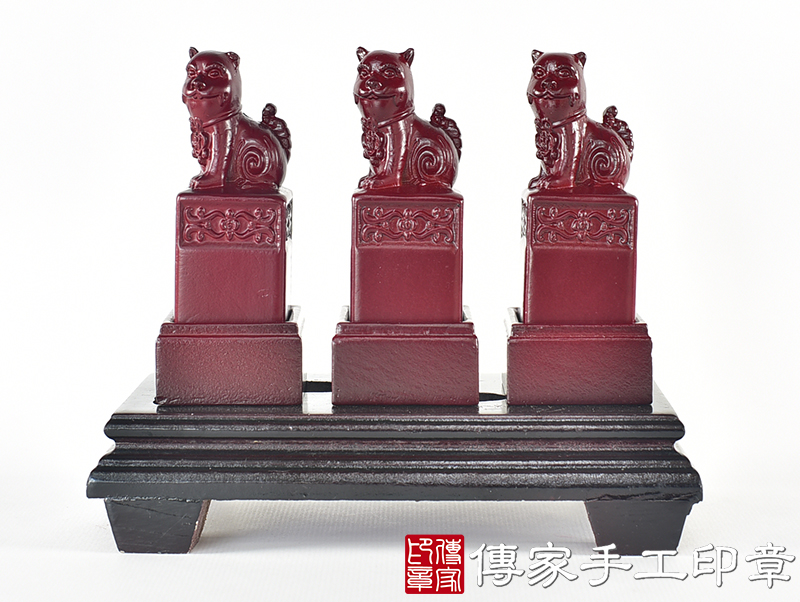 頂級紫檀木上紅漆精雕黑虎將軍廟章：廟章、神明印章(3.5X3.5X高9公分)