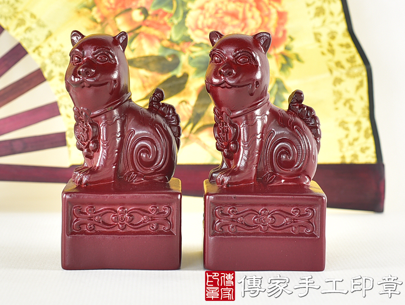 頂級紫檀木上紅漆精雕黑虎將軍廟章：廟章、神明印章(4.6X4.6X高9公分)