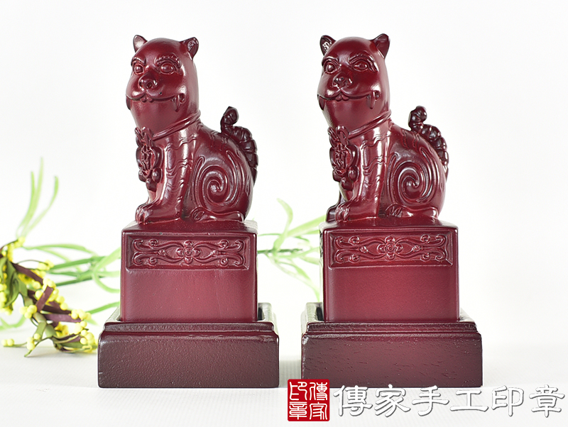 頂級紫檀木上紅漆精雕黑虎將軍廟章：廟章、神明印章(5.5X5.5X高11.9公分)