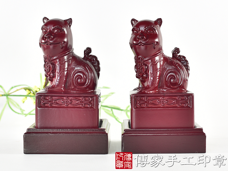 頂級紫檀木上紅漆精雕黑虎將軍廟章：廟章、神明印章(6.6X6.6X高11.9公分)