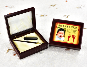 女生嬰兒三寶1刷1章：玻璃木盒、彩色足印照片、臍帶印章、小支紅紫檀木胎毛刷