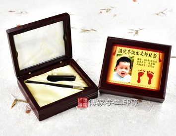 女生嬰兒三寶1刷1章：玻璃木盒、彩色足印照片、臍帶印章、小支黑牛角胎毛刷