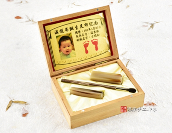 女生嬰兒三寶1刷2章：高級櫸木木盒、金足印照片、臍帶印章、小支赤牛角胎毛刷