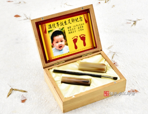 女生嬰兒三寶1刷2章：高級櫸木木盒、彩色足印照片、臍帶印章、小支黑牛角胎毛刷