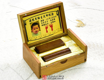 嬰兒雙寶：高級天然竹盒(掀背跑車款式)、金足印照片、臍帶印章、胎毛印章