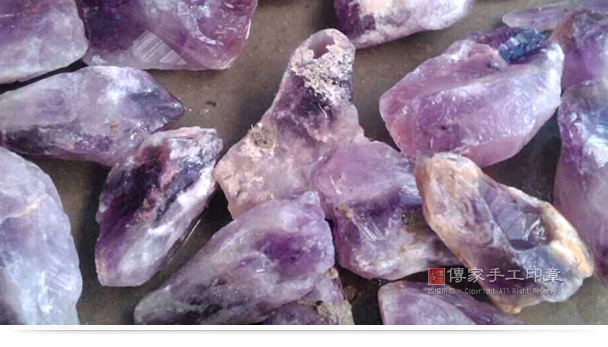 紫水晶の素材を厳選します。上の写真から、氷のような紫水晶の素材は透き通っており、色は、深紫色・紫色・浅紫色、と分布されており、大変美しいことがわかります