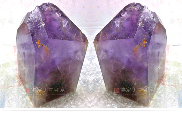 氷のような紫水晶は、最上部が最も紫で、完全な紫色をしています。そのため、どの部分を切断すれば素材の特徴を最大限に発揮できるのか、よく見極める必要があります。