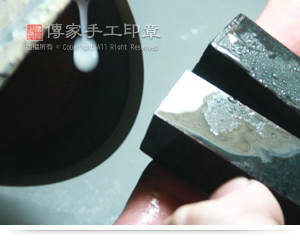 正式なサイズに沿ってダイヤモンドカッターを使用し鉱石を手動でカットします。