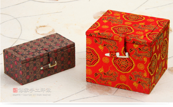 印章專屬的「緞面錦盒」是選購品