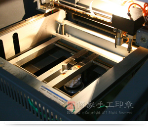 印鑑専用の彫刻機で印鑑を製作します。