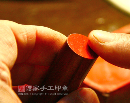 圓章印材磨紅色的誅砂，讓紅色能在印面上顯色步驟圖1