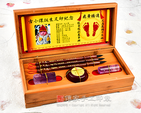 頂級竹盒大三寶、相片足印、頂級冰種紫水晶臍帶章、紫檀木胎毛筆筆桿圖