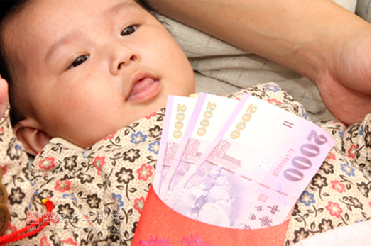 紅包袋裡面最大面額的千元大鈔：象徵「孩子能賺大錢」