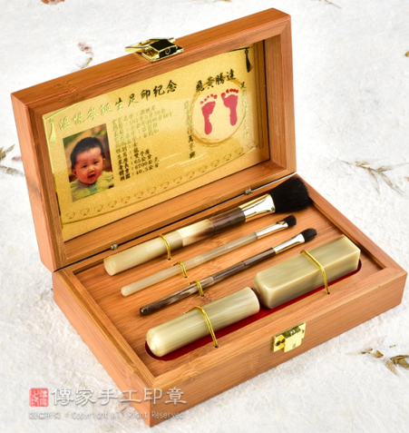天然竹盒女生胎毛刷嬰兒三寶：赤牛角筆桿的胎毛化妝刷，赤牛角臍帶印章，金色足印照