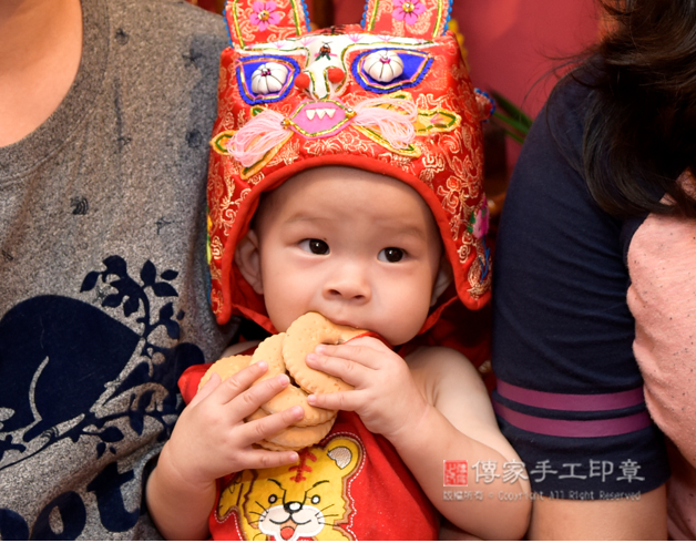 收涎儀式-寶寶吃收涎餅乾可愛照