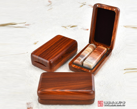 南非莫桑比克紅紫檀木雙章實木盒：1800元