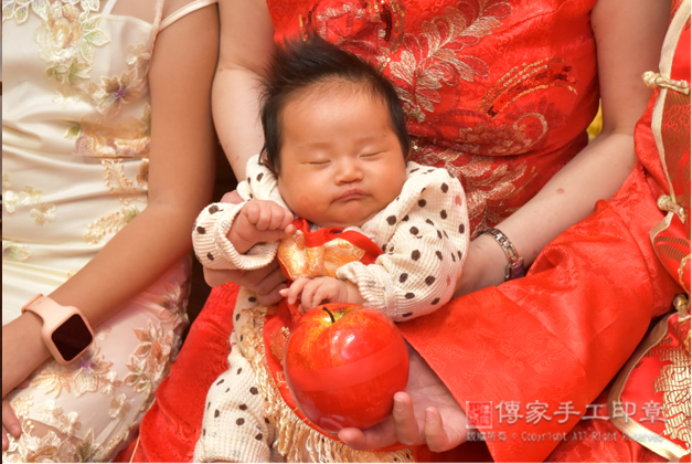 「蘋果」剃胎毛儀式，給寶貝進行特寫拍照