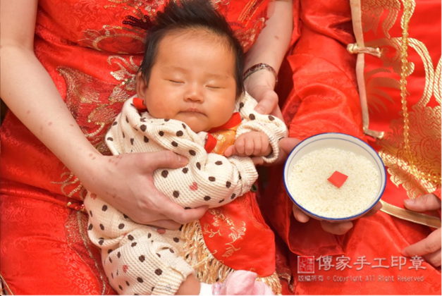 「米飯」剃胎毛儀式，給寶貝進行特寫拍照