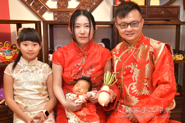 給寶貝進行「好彩頭、菜頭」剃頭儀式祝福照