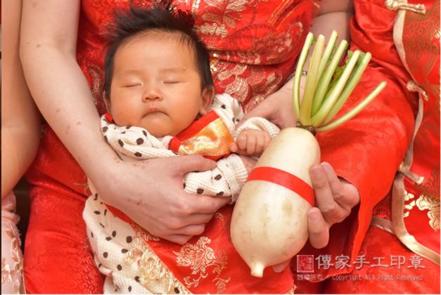 「好彩頭、菜頭」剃胎毛儀式，給寶貝進行特寫拍照