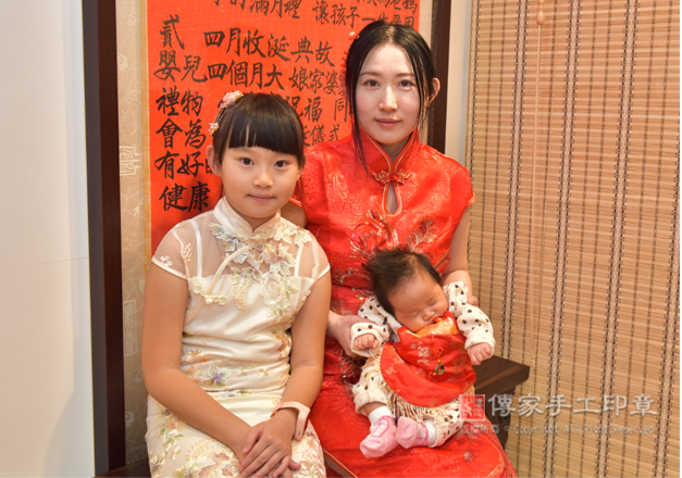 媽媽和兩個女兒，一起穿中國風的古裝禮服照