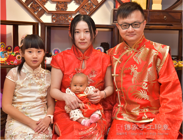 來門市、中國風會場免費嬰兒滿月剃頭全家福的大合照