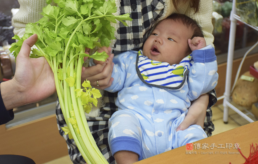 滿月剃頭，儀式:芹菜一小把。「代表的含意：勤勞、積極、努力向上」