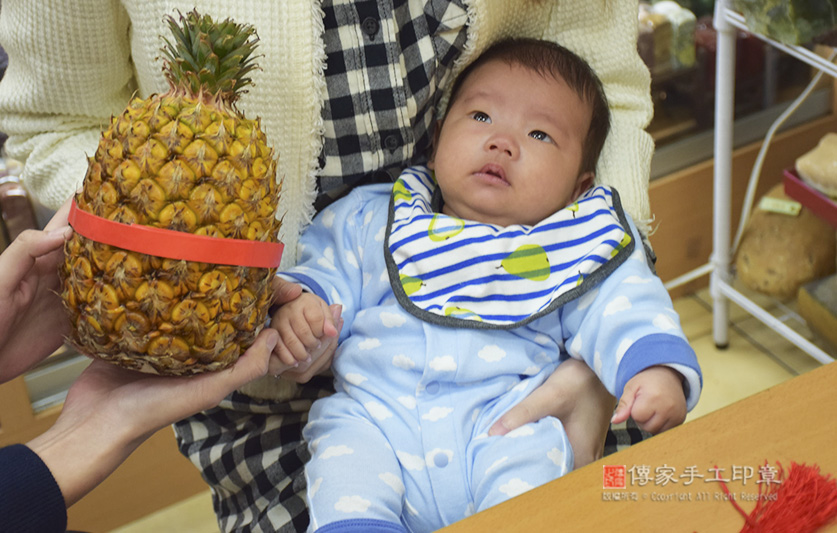 滿月剃頭，儀式:鳳梨「代表的含意：鳳梨就是旺旺來，象徵孩子一生好運旺旺來」