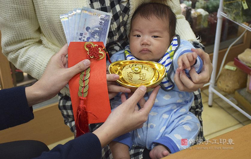 滿月剃頭，儀式:紅包袋裡面裝千元大鈔：象徵「孩子能賺大錢」，五帝錢：象徵「代表盛世吉祥和富貴」